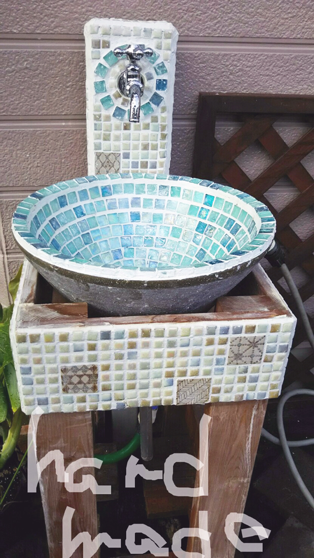 ガラスモザイクタイルの庭の流し台（ガーデンシンク）