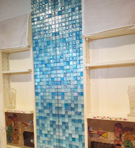 ガラスモザイクの洗面所の壁の施工写真