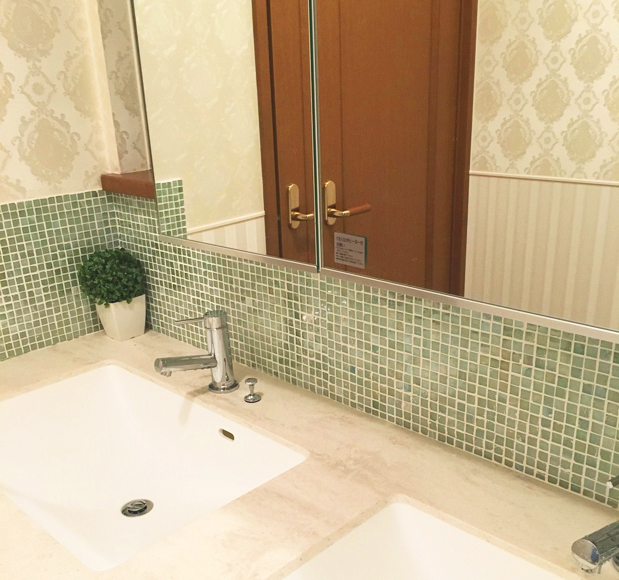 グリーン 緑色 洗面所 洗面カウンター ガラス モザイクタイルタイルの施工写真