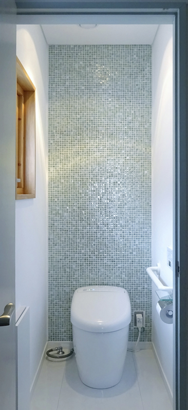 グリーン トイレ  ガラス モザイクタイルタイルのグリーン施工写真