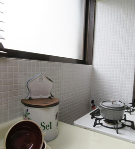 白色モザイクタイルのキッチン壁の施工写真
